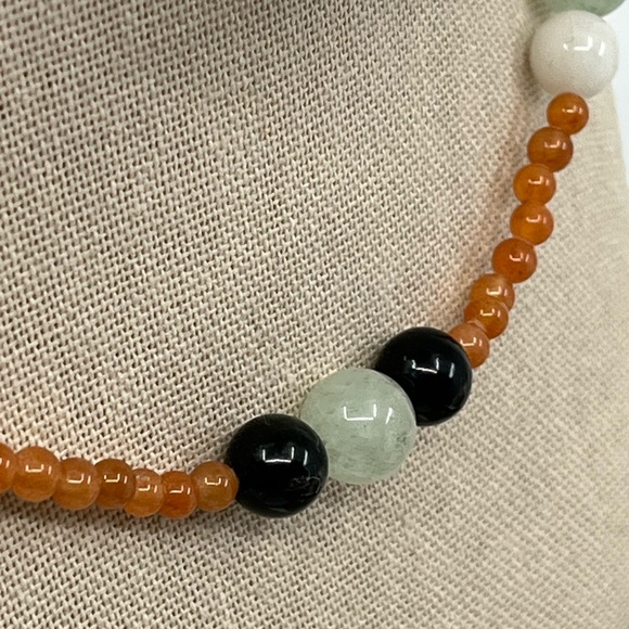 Vintage 14K Beaded Necklace Featuring Jade, Carnelian, and White Stones - Picture 9 of 17